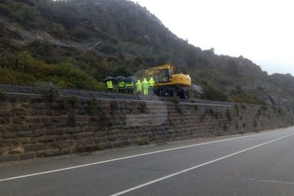 Desprendimiento de rocas sobre las vías del tren de la Pobla en Àger.