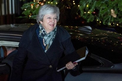 Theresa May torna al 10 de Downing Street després de superar la moció de confiança.