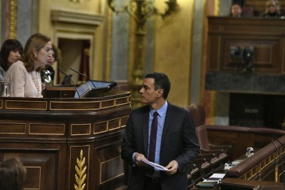 La presidenta del Congrés, Ana Pastor, conversa amb el cap del Govern estatal, Pedro Sánchez.