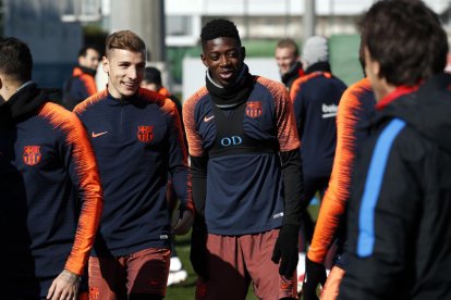 El francés Ousmane Dembélé, junto a su compatriota Digne, el viernes durante el entrenamiento.