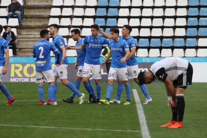 Jugadors del Lleida celebren un gol davant del València Mestalla.