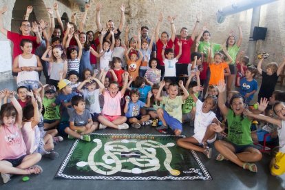 Nens i nenes del casalet, al costat dels monitors, gaudint d’un matí de jocs.