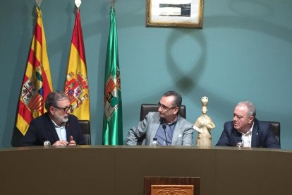 Larrosa, Lapeña y Gracia durante el acto que se celebró ayer.