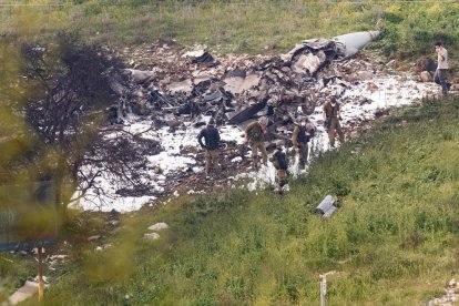 Soldados israelíes inspeccionando los restos del F-16 derribado ayer por Bashar Al Asad.