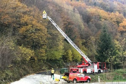 Los Pompièrs Los Pompièrs retirando el nido de avispa asiática en Les.