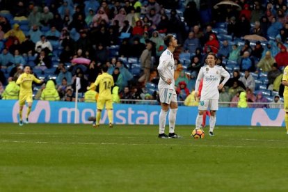 Cristiano Ronaldo i Luka Modric, abatuts després del gol que va donar el triomf al Vila-real. 