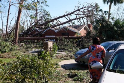 Arbres caiguts sobre un habitatge a Callaway, a Florida.