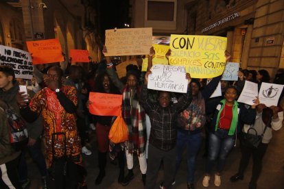 Manifestants davant de la Paeria de Lleida ahir.