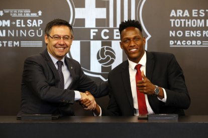 Josep Maria Bartomeu i Yerri Mina ahir durant la firma del contracte.