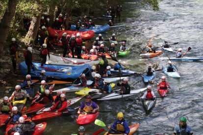 La sortida dels palistes del descens popular a Llavorsí.