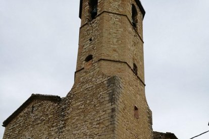 Las vallas alrededor del campanario de Guàrdia de Noguera.