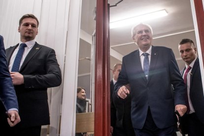 Milos Zeman a la llegada a su colegio electoral.