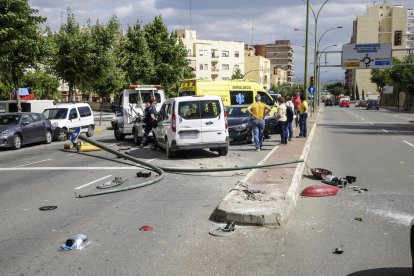 El semáforo destrozado y los dos vehículos implicados en el siniestro. 