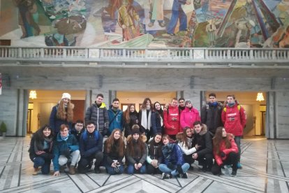 Alumnos del Lladonosa (izquierda) y de La Pobla de Segur (derecha). 