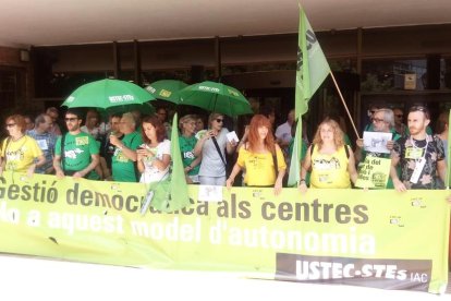 Delegados de USTEC-STEs protestaron ayer ante Enseñanza contra este tipo de nombramientos.