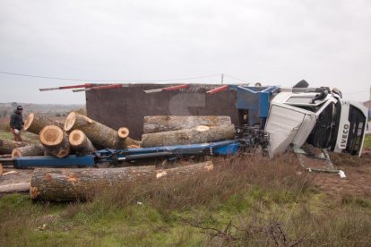 Bolca un camió amb troncs i talla la C-14 a Tàrrega