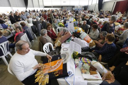 El Pavelló de l’Oli de la capital de Les Garrigues se llenó en la 18 edición de la Trobada de Puntaires.