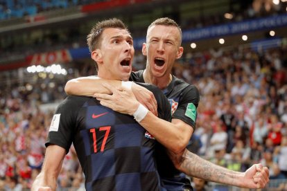 Mandzukic i Perisic, autors dels dos gols de Croàcia, celebren el decisiu que els va portar a la final.