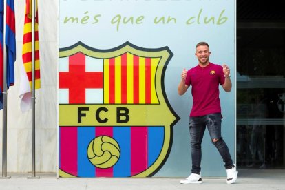 El centrecampista brasiler Arthur va posar ahir al costat de l’escut del Barça.