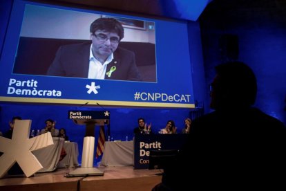 Artur Mar segueix la intervenció de Carles Puigdemont al Consell Nacional del PDeCAT, ahir.