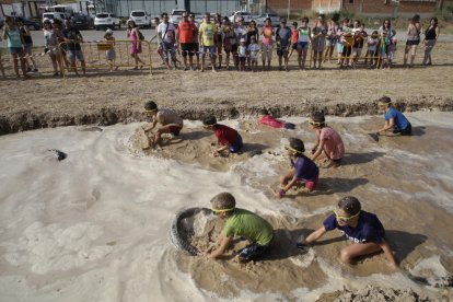 Una vintena de grups adults, amb quatre membres, i dotze d’infantils, amb vuit membres, van participar ahir en les gimcanes d’adult i infantil de l’Arbequí de Ferro.