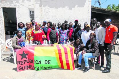 Varios miembros de la plataforma, ayer durante los comicios. 