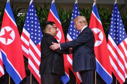 El presidente estadounidense, Donald Trump, y el líder norcoreano, Kim Jong-Un, inician la cumbre con un apretón de manos.