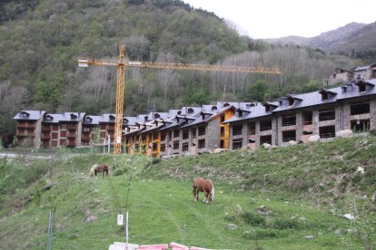 Imatge d’arxiu dels primers pisos construïts a Espui en el marc del projecte del resort.