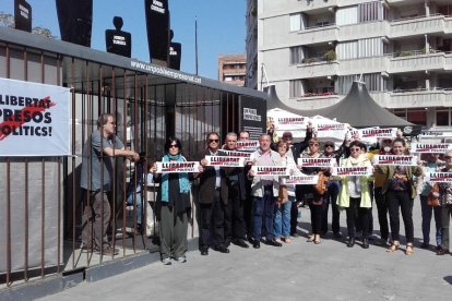 Alguns funcionaris es van concentrar ahir, com cada divendres, per demanar la fi del 155 a Lleida.