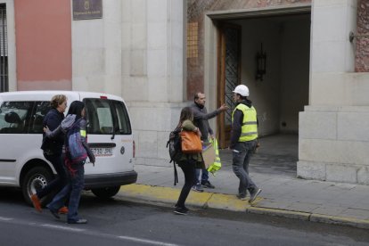 Marlen Minguell –esquerra–, quan arribava el 2 d’octubre passat a la Diputació amb agents de la policia.