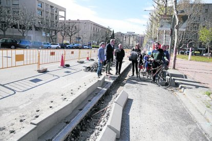 Les obres de millora del carril bici que la Paeria executa a la rambla d’Aragó.