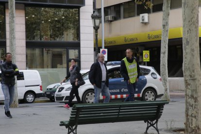 Reñé, a l’arribar a la Diputació amb agents de policia el passat 2 d’octubre.