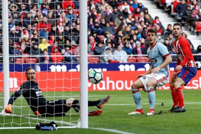 Oblak, portero del Atlético, observa cómo el balón se estrella en el poste de su portería.