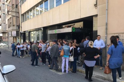 Treballadors de L’Aliança, divendres davant de la clínica.