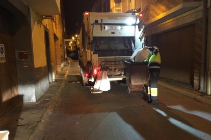 Imatge de la recollida porta a porta a Alcarràs dilluns, el primer dia que es va aplicar el sistema.