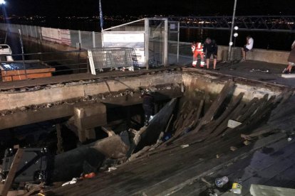 Estat en què va quedar la passarel·la del passeig marítim de Vigo després de l’accident.