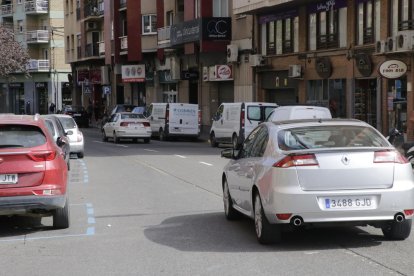 Vehicles circulant pel carrer Lluís Companys.