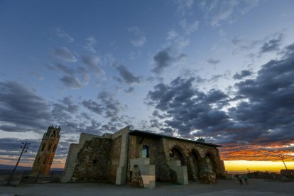 Historia  -  El 8 de septiembre de 1251, el rey Jaume I El Conqueridor otorgó en el Castell del Rei de Lleida (la Suda) a Ximén Pérez de Arenós la autorización para desplazar la vila de Castelló de la montaña a la plana, a través del docume ...