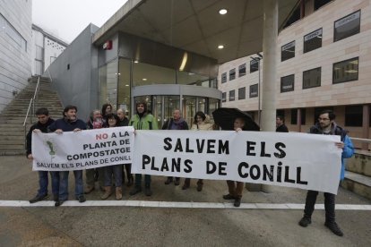 Membres de la plataforma Salvem els Plans de Conill ahir davant dels jutjats de Lleida.