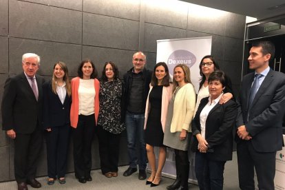 La doctora Núria Eritja (cuarta por la izq.) en la entrega de la beca. 