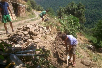 Imatge de veïns que treballen per millorar carrers de Solanell.