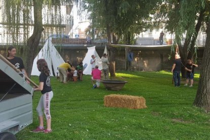 Muntatge del campament, ahir al parc de la Transsegre.