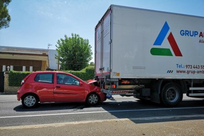 El turisme va xocar amb la part posterior d’un camió ahir.