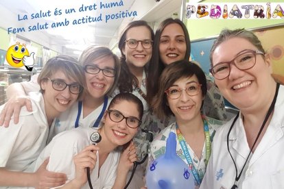 Enfermeras de la unidad de Pediatría se hicieron un selfie a la que añadieron una frase.