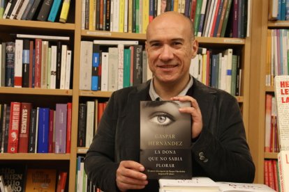 Gaspar Hernàndez, amb la nova novel·la a la llibreria Caselles.