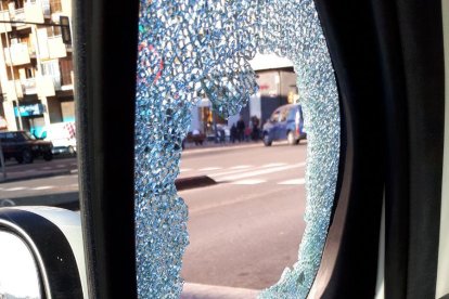 Cristal roto de uno de los coches.