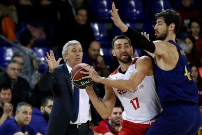 Hervelle busca una passada davant de Tomic sota la mirada de Pesic.