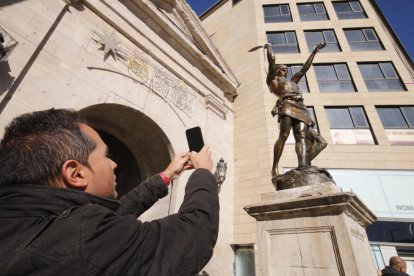 La lanza ‘desaparecida’ de Indíbil y Mandoni despertó ayer expectación.