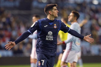 El davanter de l’Espanyol Gerard Moreno celebra el segon gol del seu equip ahir a Balaídos. 