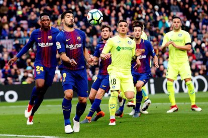 Luis Suárez, que no va aconseguir mantenir la ratxa golejadora, intenta controlar una pilota durant el partit davant del conjunt madrileny.